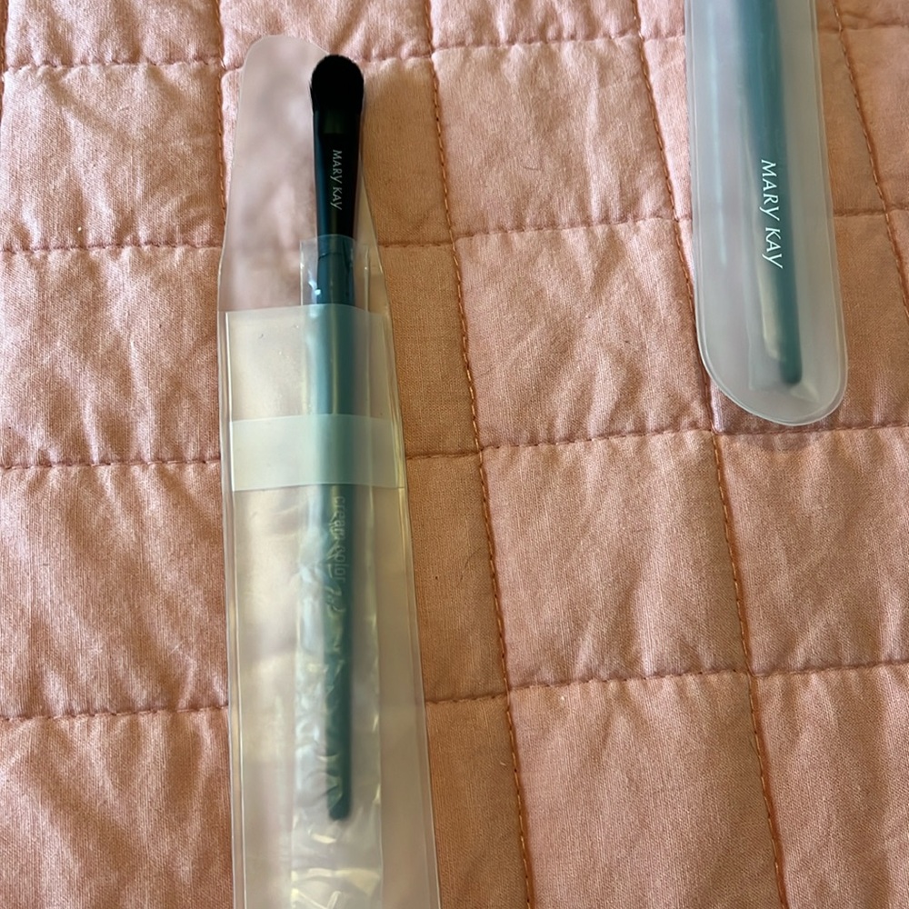 Mary Kay cream color brush, new never used, original packaging